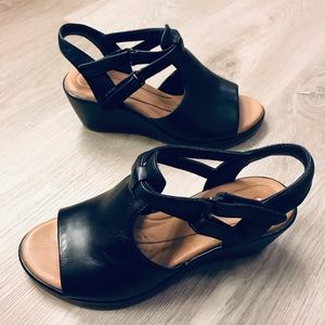 Clarks Women’s shoes in size 6. New with tags/stickers on bottom of shoe. Black.